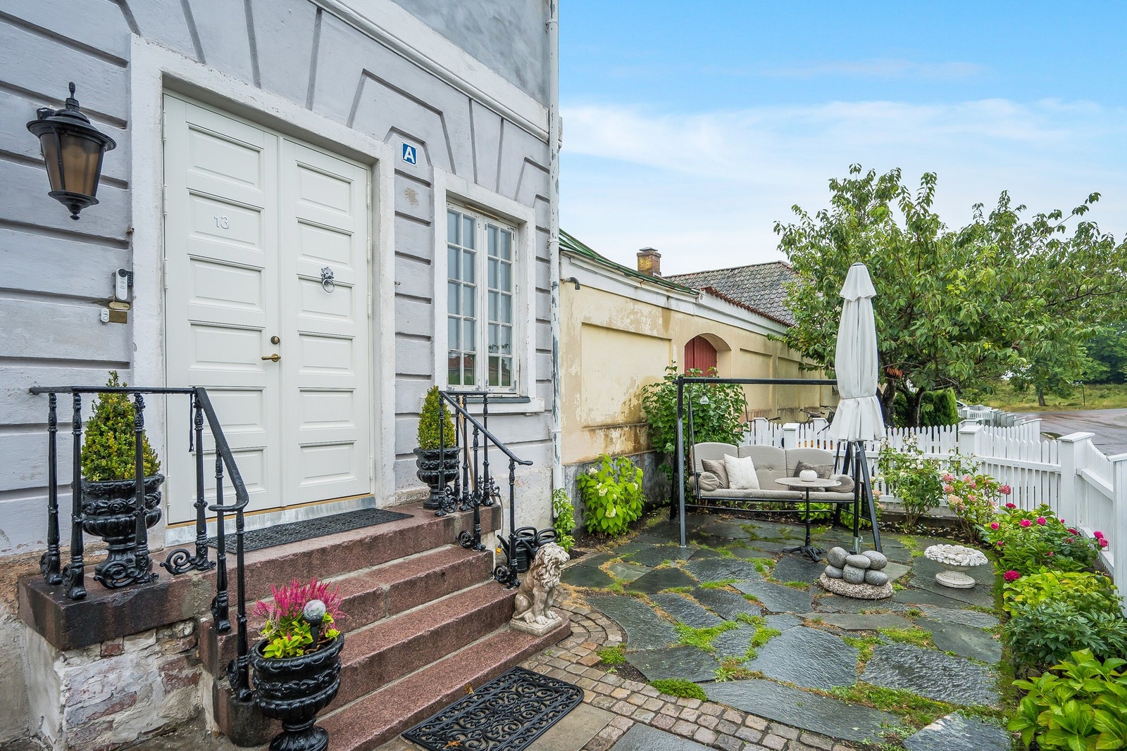 Koselig og pent opparbeidet uteareal også ved inngangspartiet Galleribilde