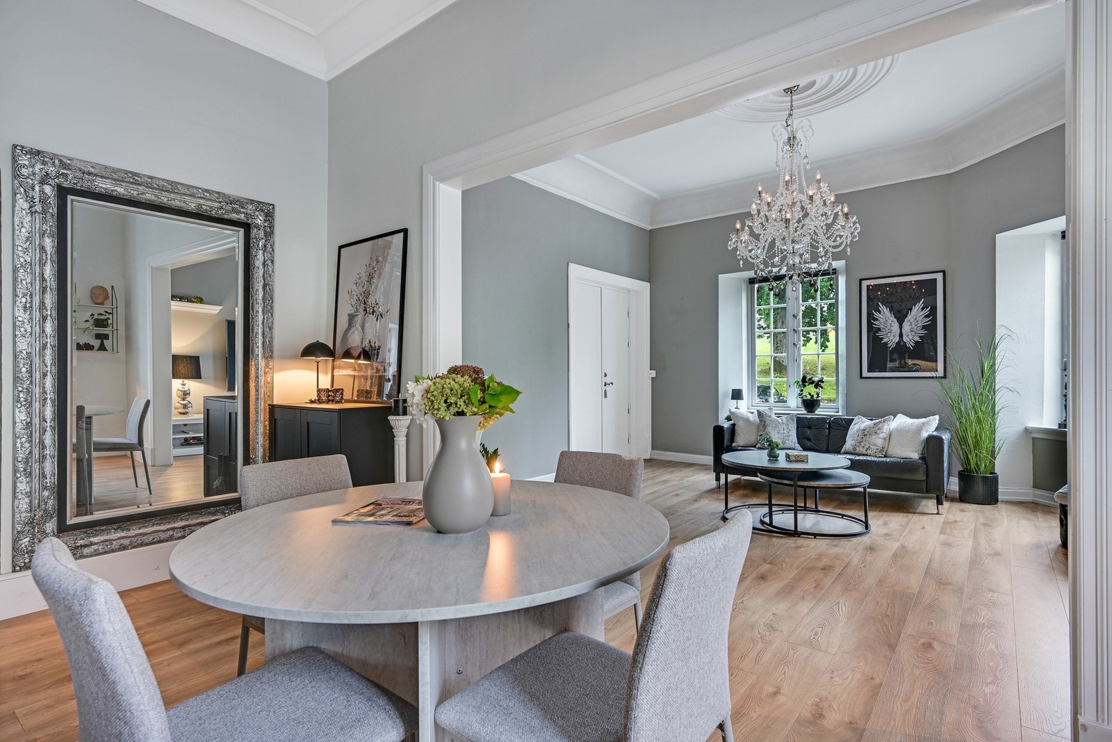 Åpen løsning mellom stuen og spisestuen Galleribilde