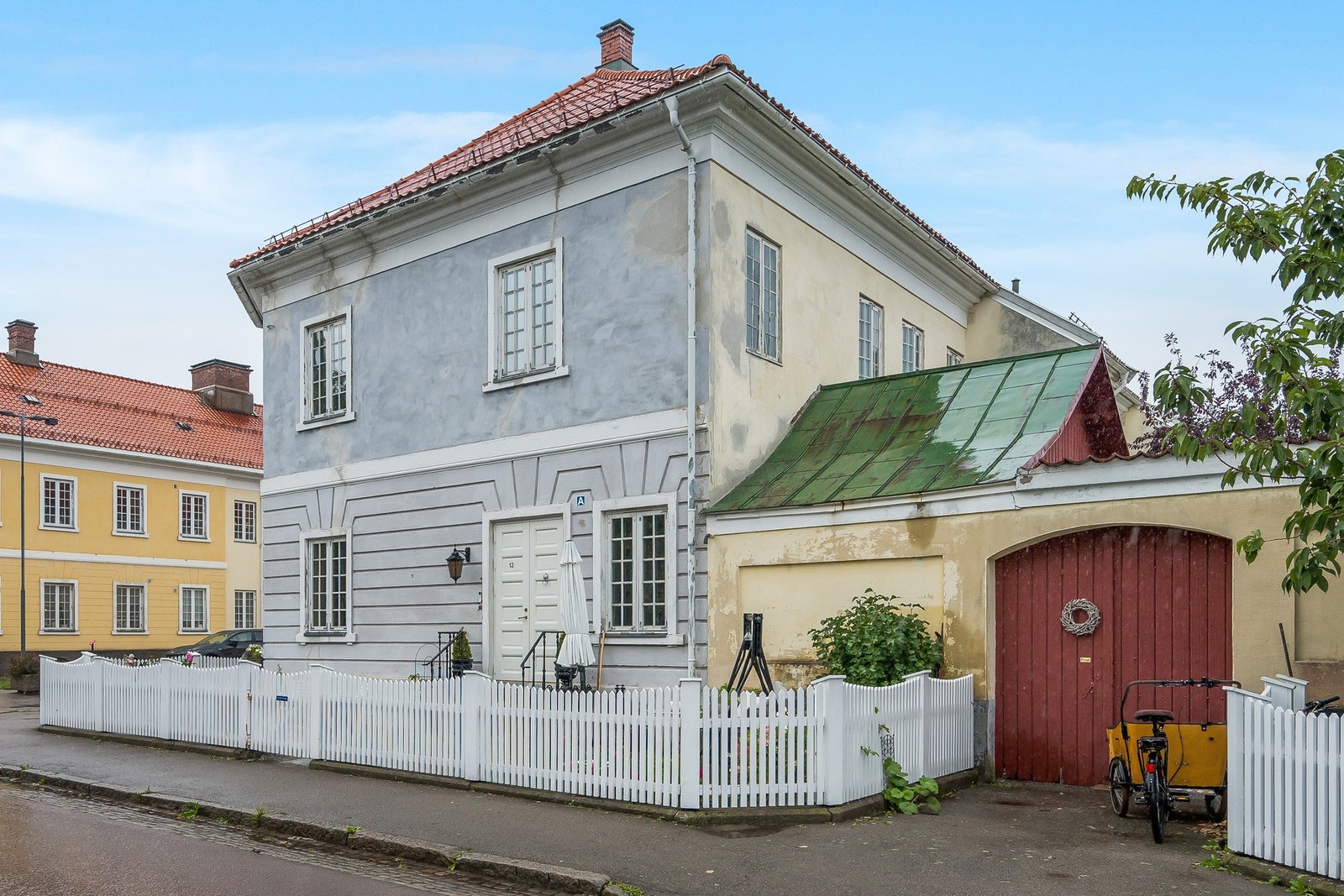 Pent omkranset hjørneleilighet med stakittgjerde Galleribilde