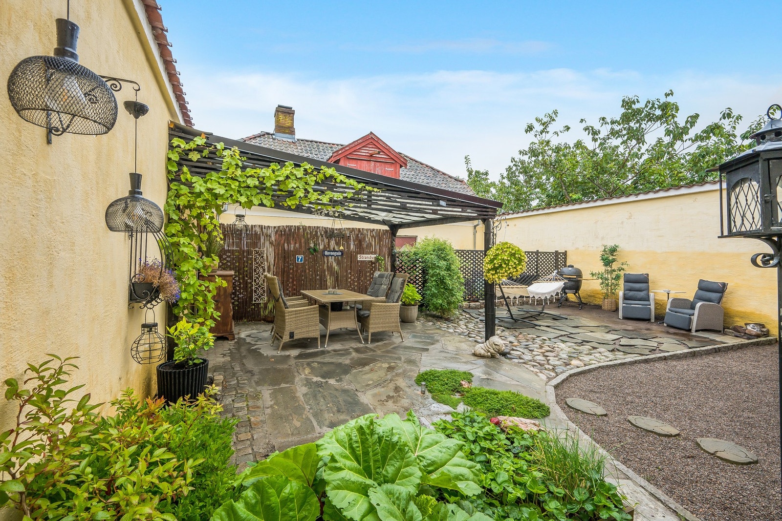 Herlige uteplasser både foran og bak leiligheten, som deles med nabo i 2. etasje. Galleribilde