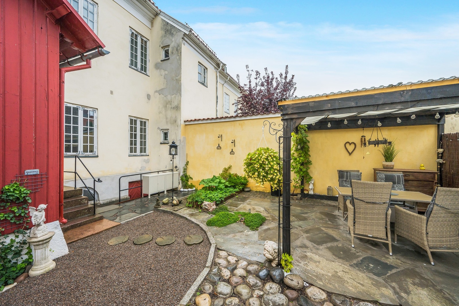 Hagen deles med leiligheten i 2. etasje, som også er for salg Galleribilde