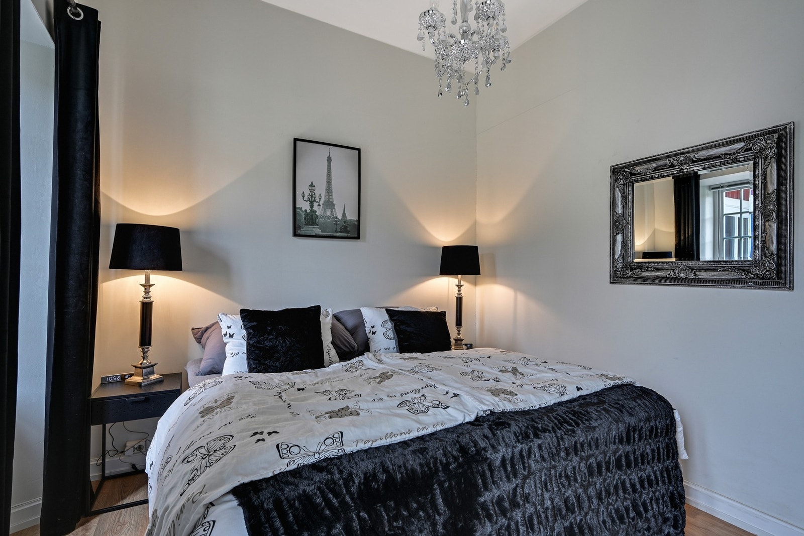 Rommet har moderne fargevalg og godt med garderobeskap Galleribilde