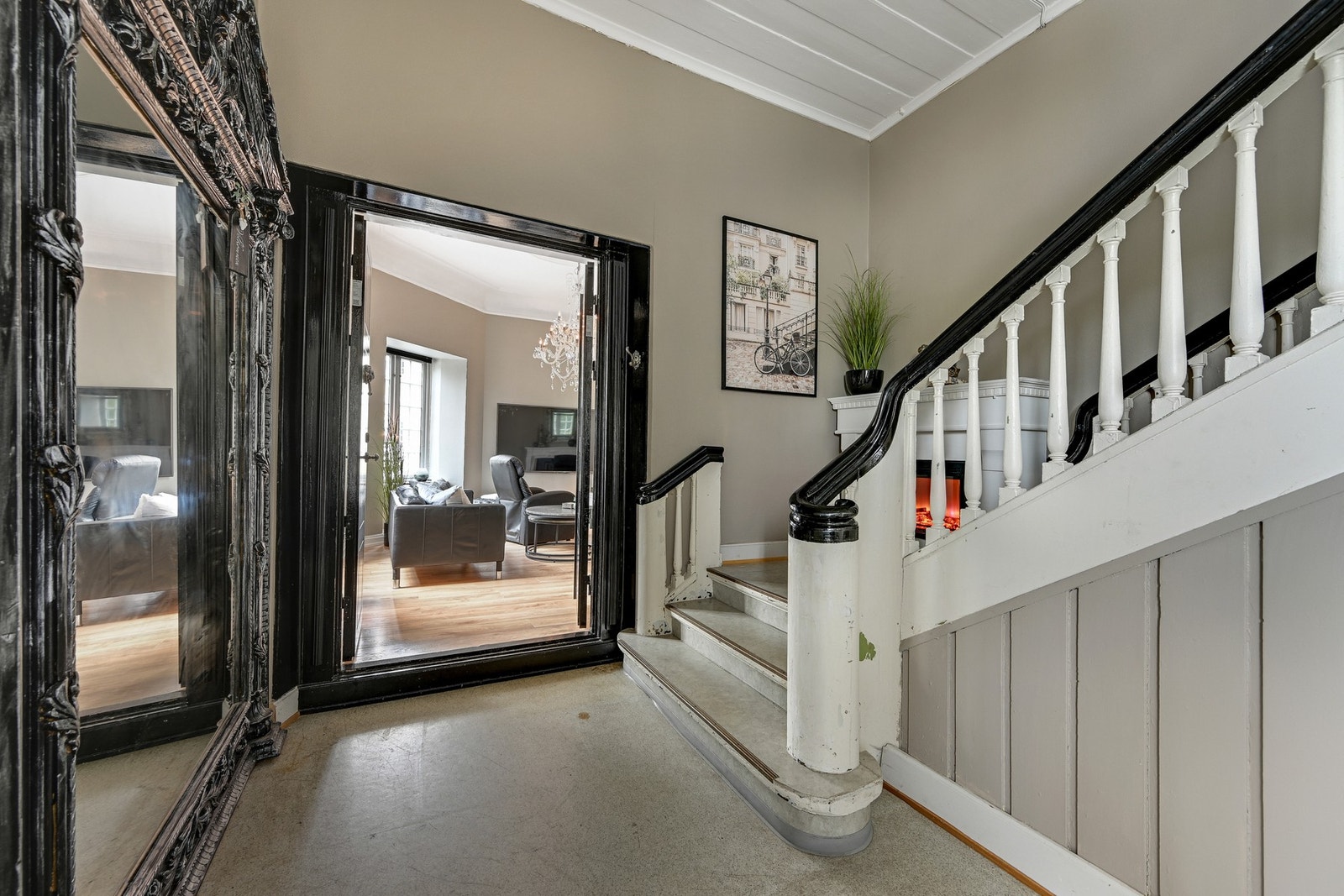 Stor og lufting gang med plass for yttertøyet Galleribilde