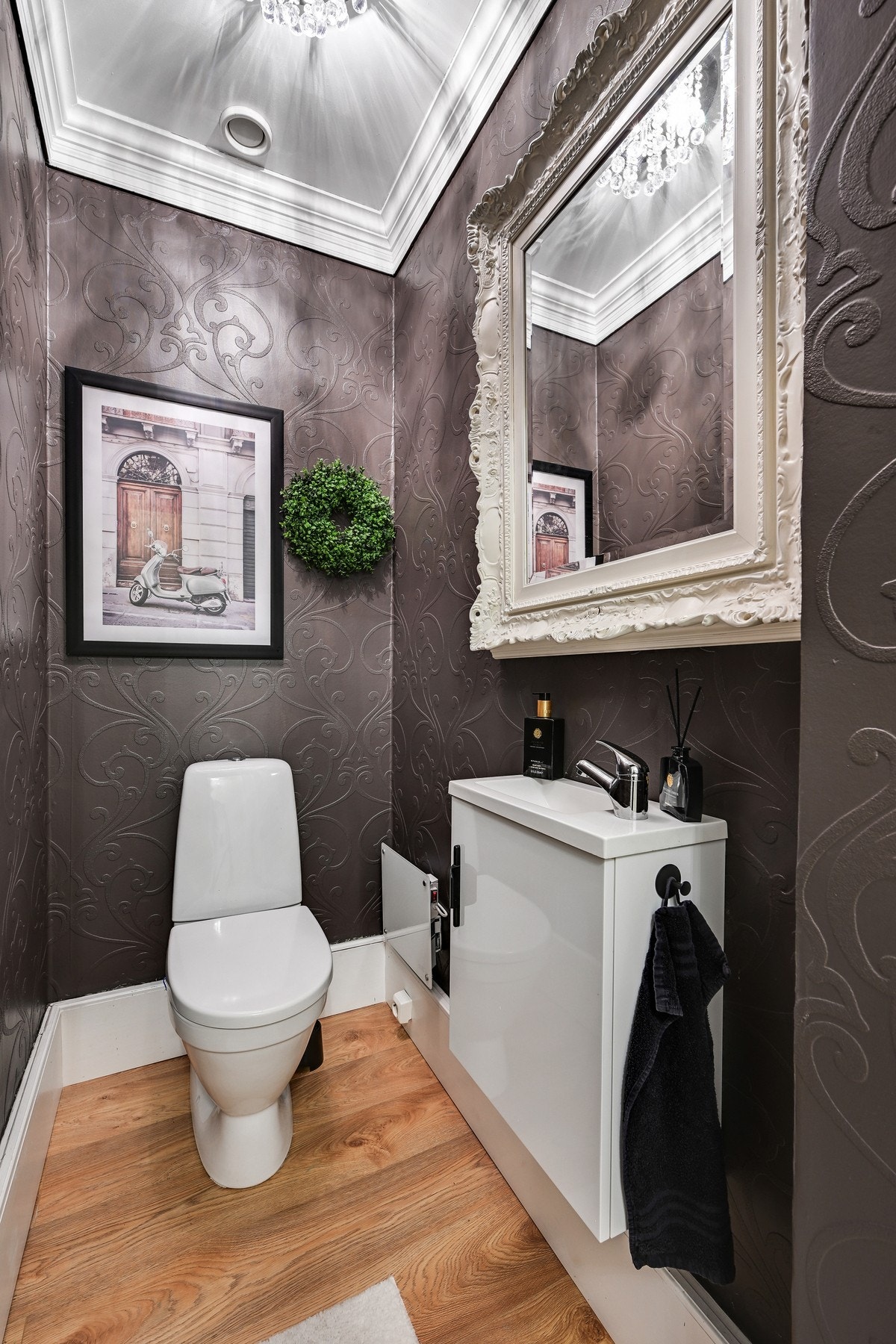 Meget praktisk med ekstra toalettrom - det er også separat vaskerom Galleribilde