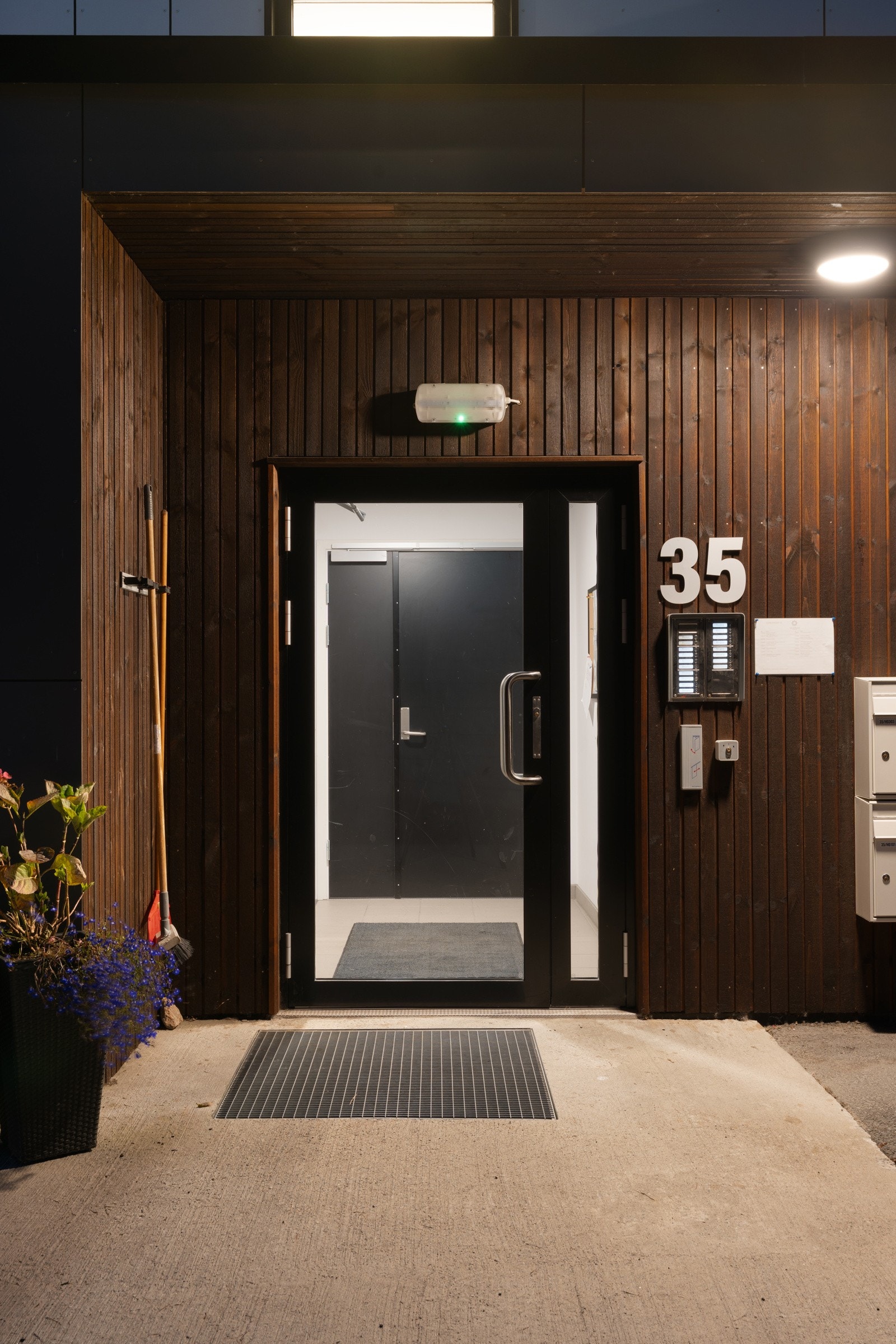 Bygget er oppført i 2019 og fremstår svært moderne med oppvarmet parkeringsanlegg og heis.