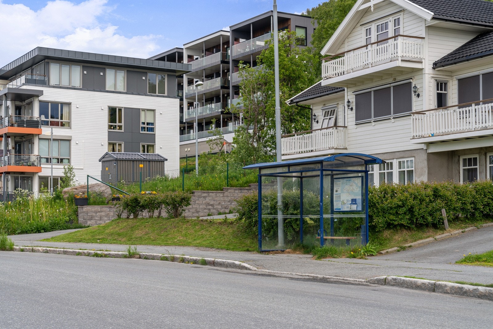 Like nedenfor bygget er det busstopp med direkteforbindelse til bl. a. sentrum (ca 10 min) og Giæverbukta (ca 20 min). I rushtiden er det også direktebuss til og fra UNN/UiT.