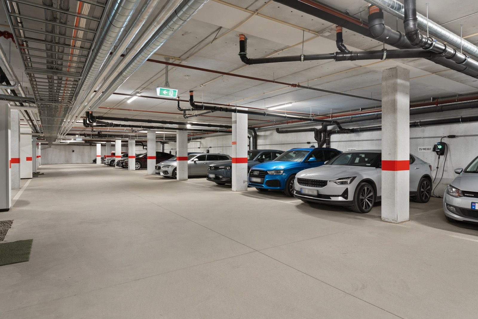 Fast parkeringsplass i oppvarmet garasjeanlegg, praktisk plassert nær inngangsdøren. Svært romslig med god avstand mellom bilene.