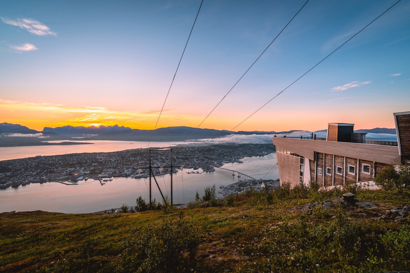 Umiddelbar tilgang til populære turområder, like bak bygget går det turstier direkte opp til Fjellheisen.