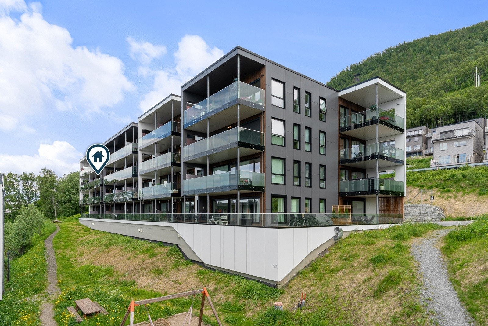 Solrik og tilbaketrukket beliggenhet i et etterspurt og rolig boligområde på Gammelgård, ca 7-8 minutter kjøring fra Tromsø sentrum.
