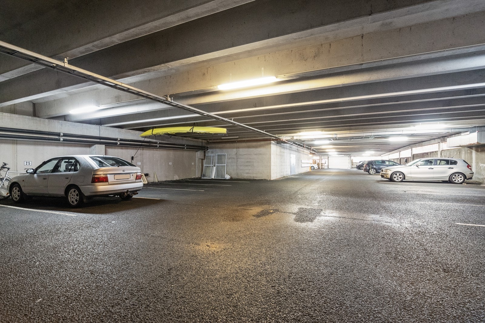 Garasje med egen biloppstillingsplass Galleribilde