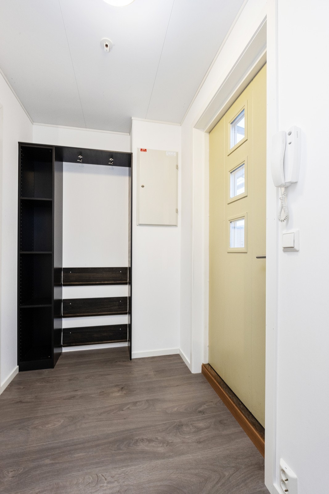 Entrè med garderobeløsning. Galleribilde