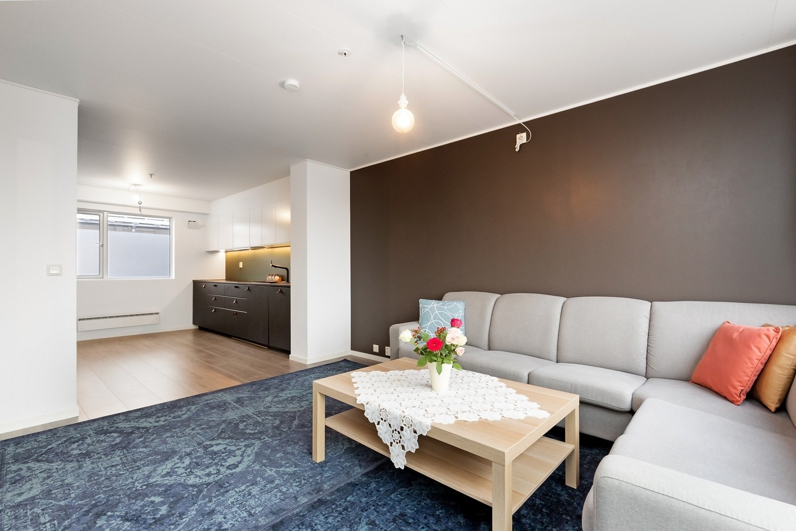 Stue og kjøkken i åpen løsning. Galleribilde