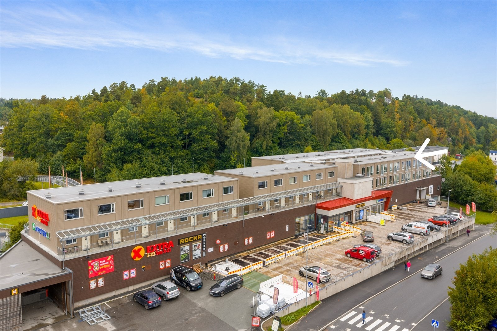 Fasaden - Matbutikk og apotek i samme bygg. Galleribilde