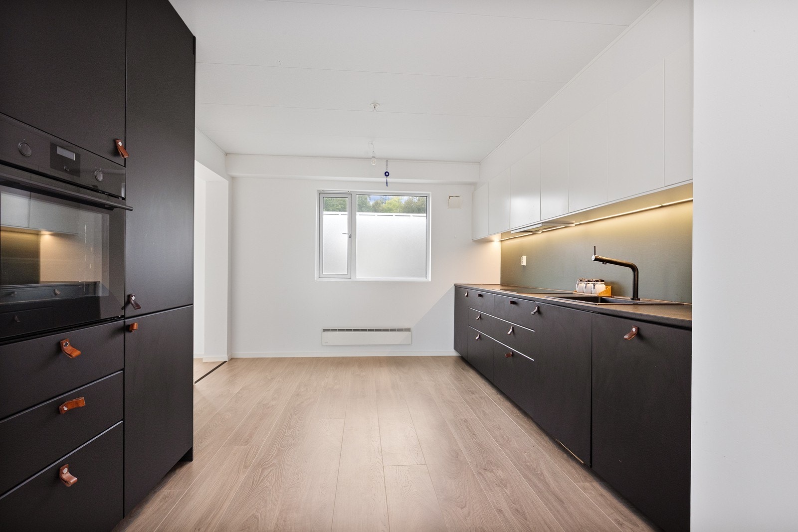 Kjøkken med god plass til spiseplass. Galleribilde