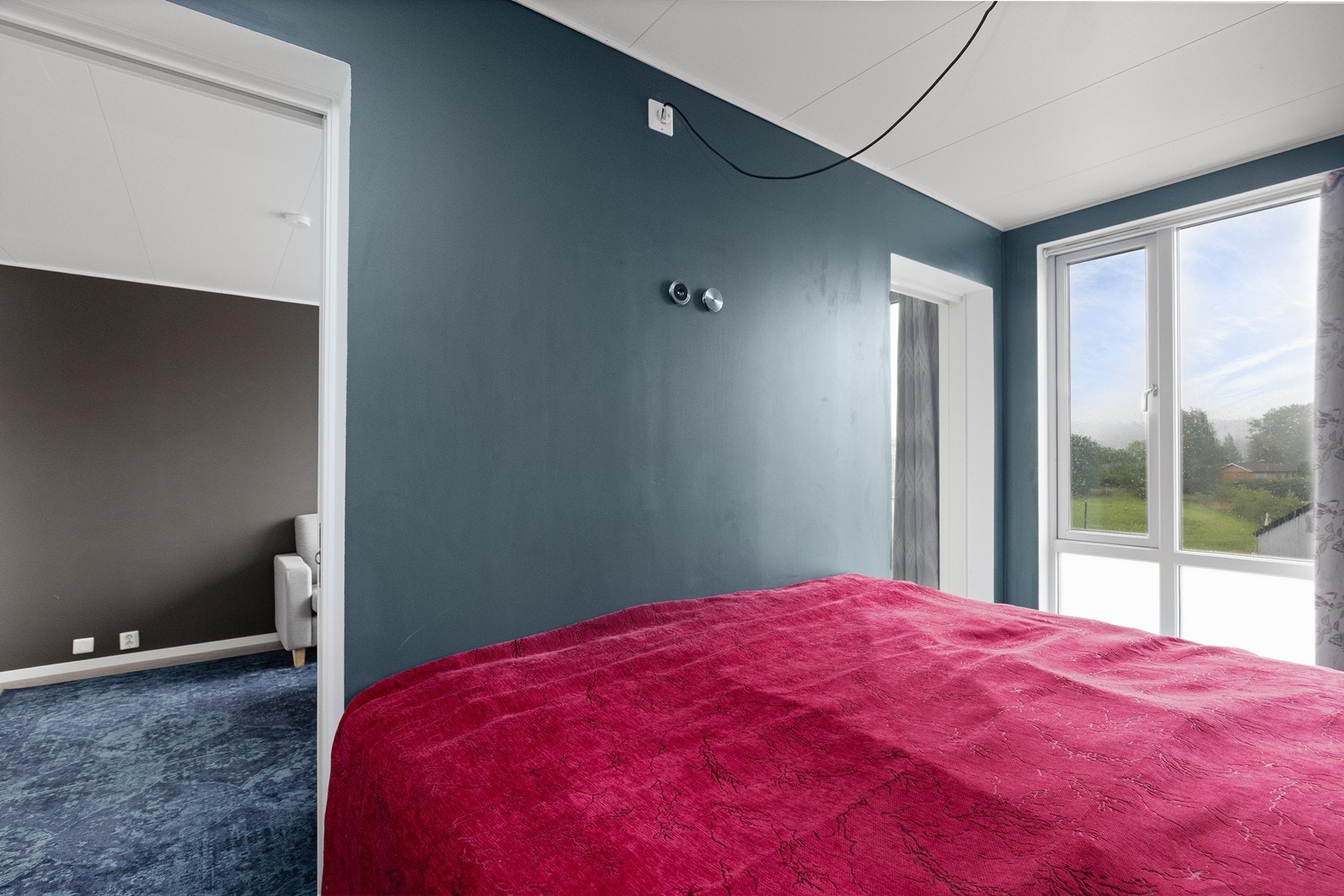 Soverom med skyvedører til stuen Galleribilde