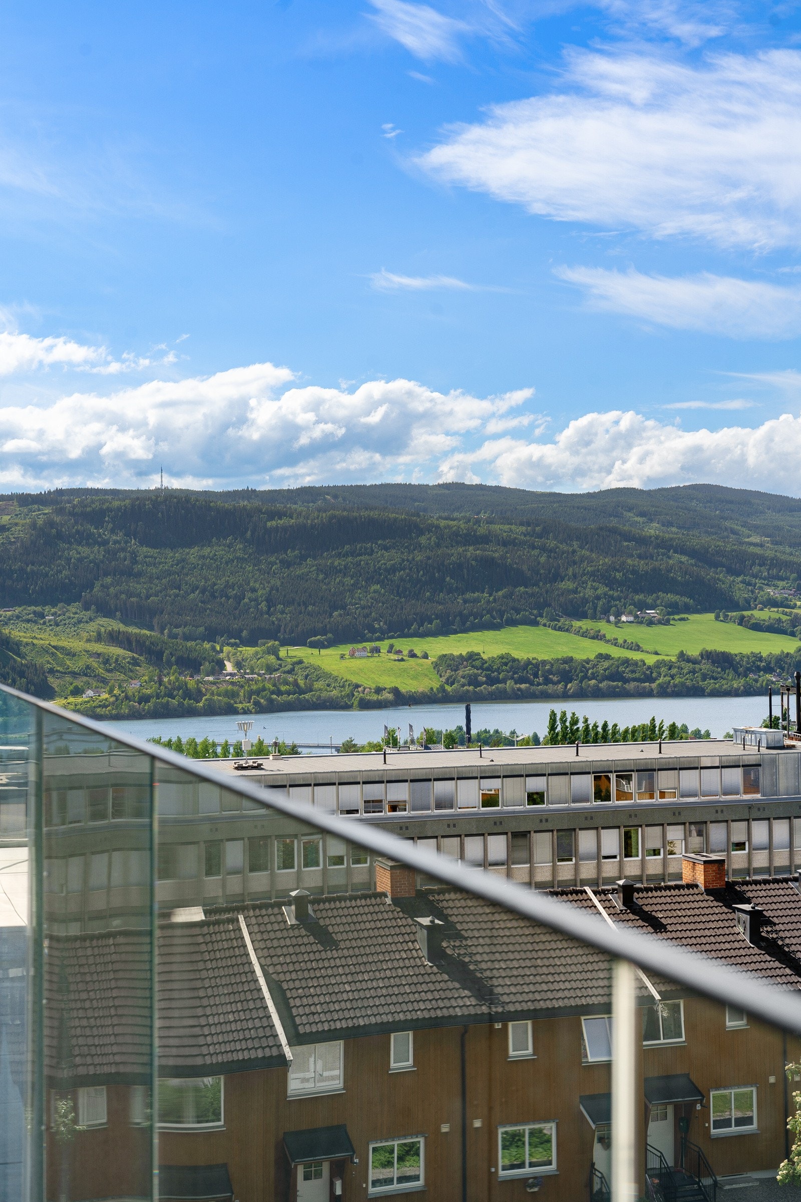 Fantastisk utsikt over byen og Lågen Galleribilde