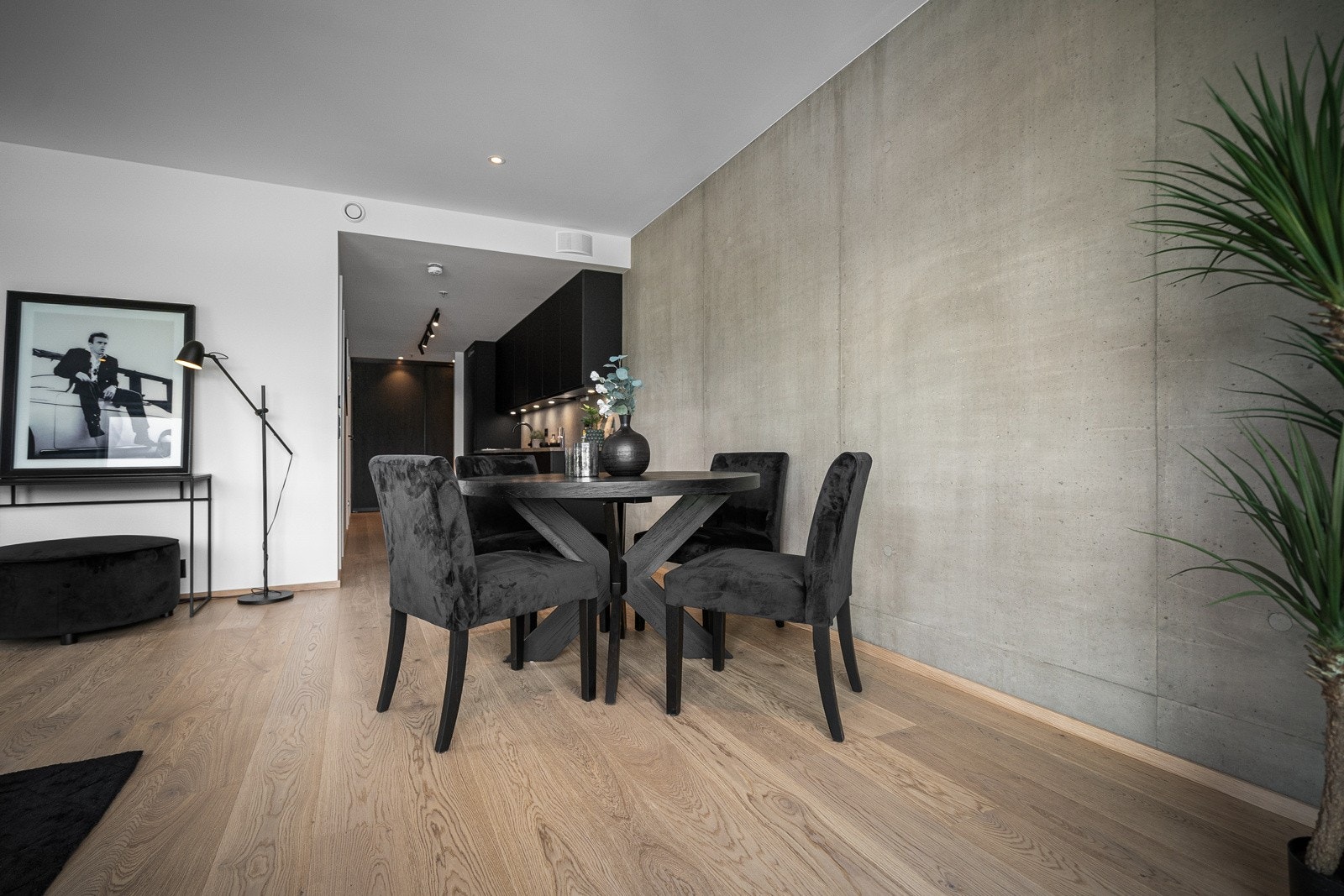 Betongveggen i stuen gir leiliugheten et moderne og industrielt uttrykk Galleribilde