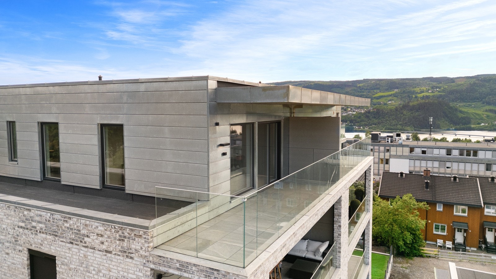 Solrik terrasse med morgensol og ettermiddag/kveldssol Galleribilde