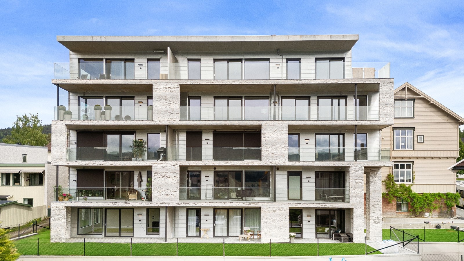 Blessum har en flott teglsteinfasade kominert med sinkplater, glassrekkverk og svarte karmer. Galleribilde