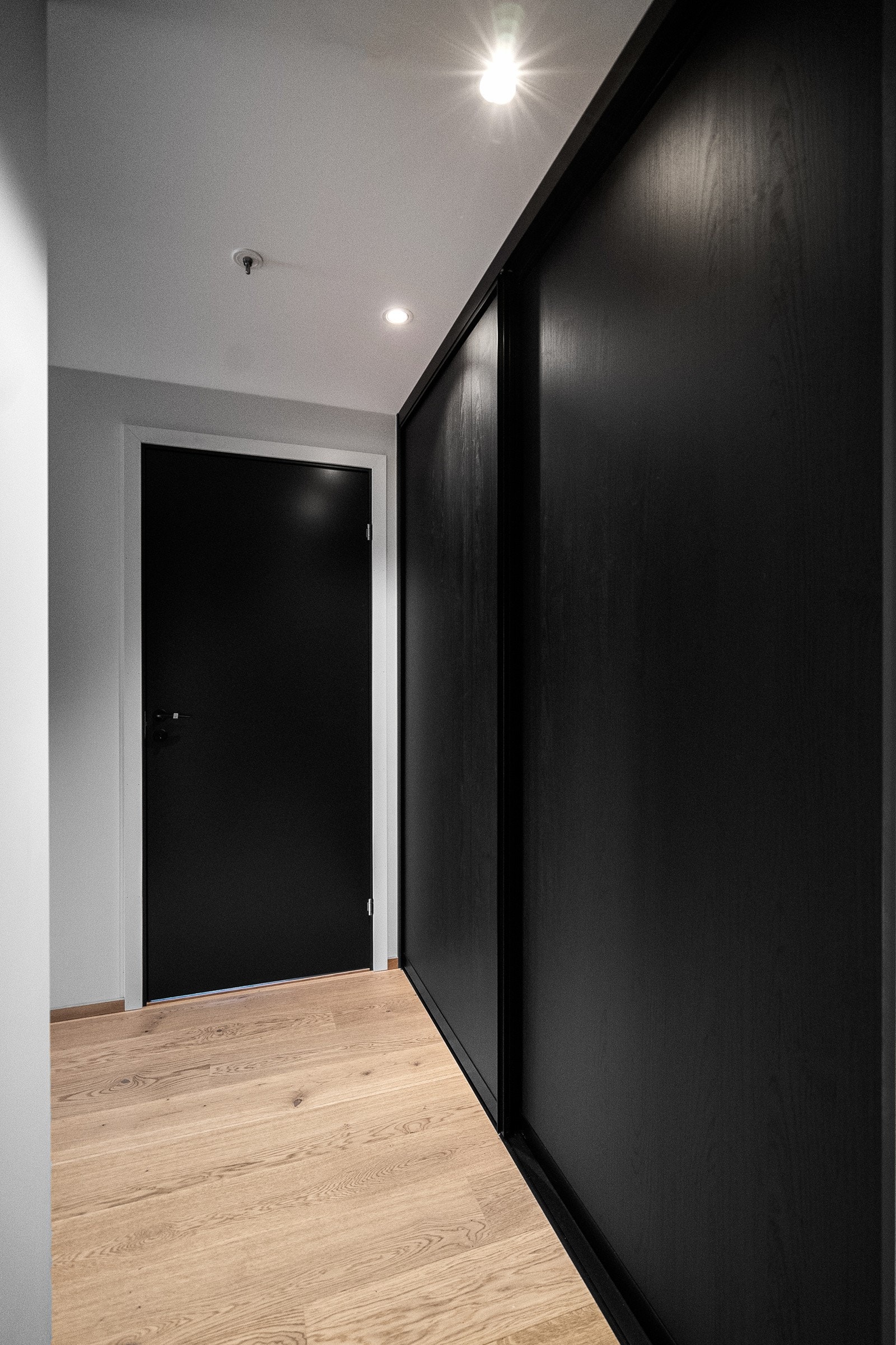 Gang med skyvedørsgarderobe Galleribilde