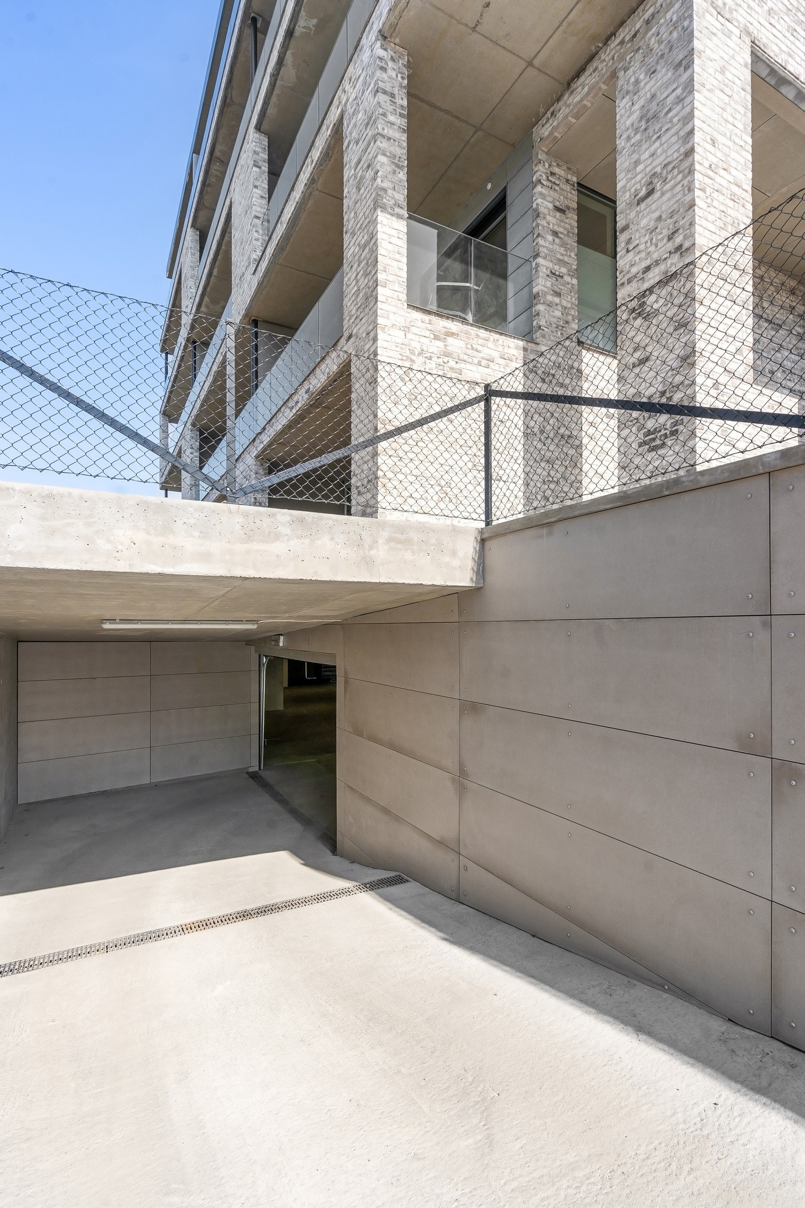 Innkjøring til garasjeanlegg Galleribilde