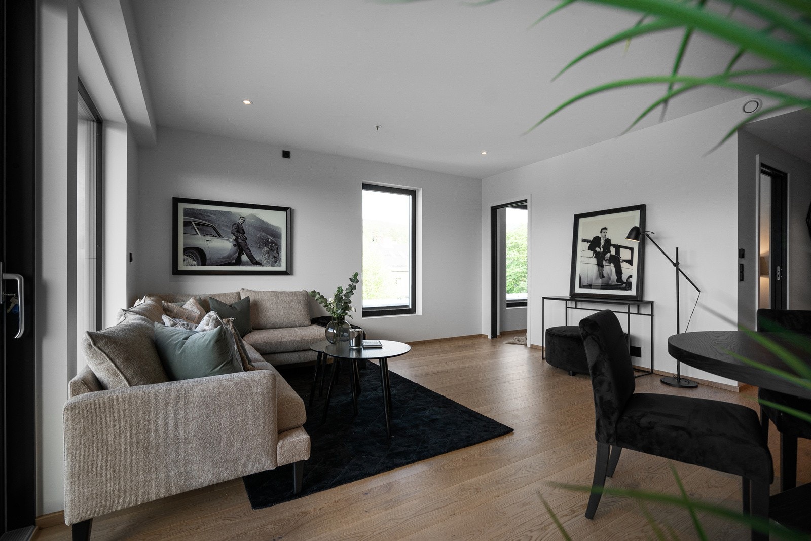 Flott stue med utgang til romslig terrasse på toppen av bygget. Fantastisk utsikt! Galleribilde