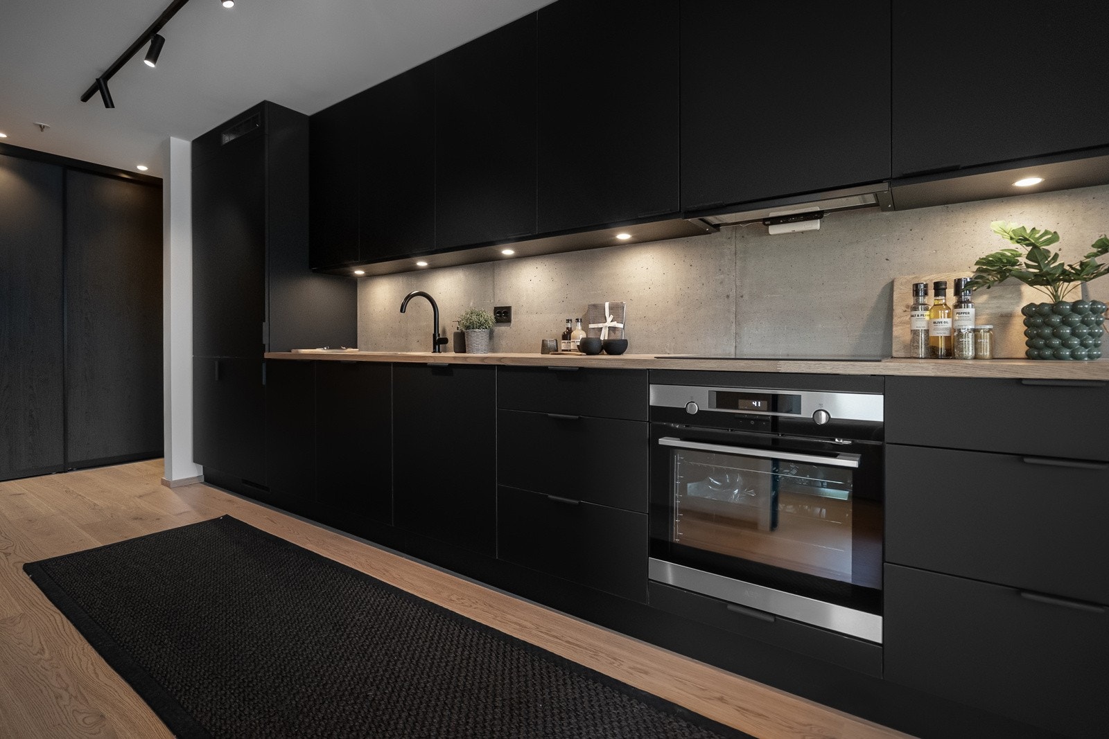 Selger har satt inn ekstra belysning under overskap. I tilllegg er det spotteskinne i tak Galleribilde