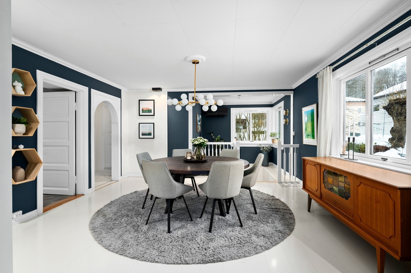 Mitsubishi luft-til-luft varmepumpe fra 2023 plassert over trapp Galleribilde