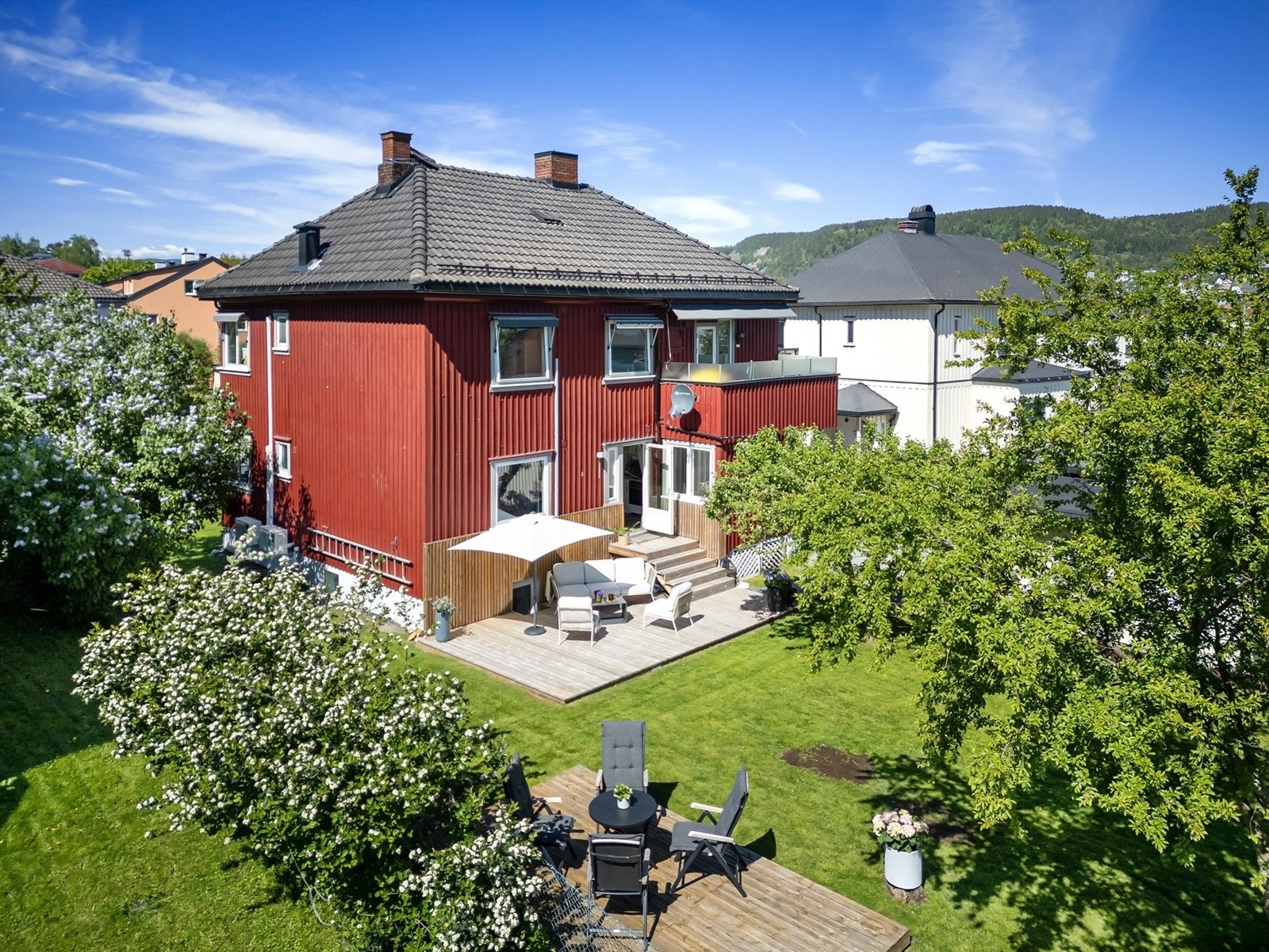 Pen halvpart av horisontaldelt tomannsbolig i 1. etasje + kjeller Galleribilde