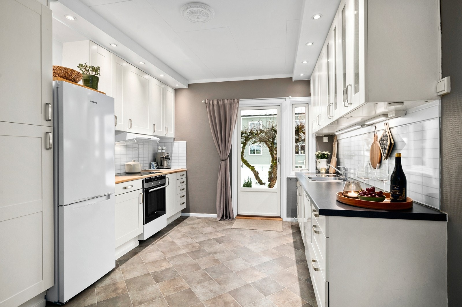 Profilert kjøkkeninnredning med delvis integrerte hvitevarer Galleribilde