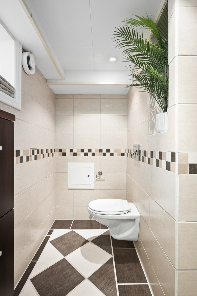 Badet har vegghengt toalett - Rommet er ikke bruksendret/omsøkt Galleribilde