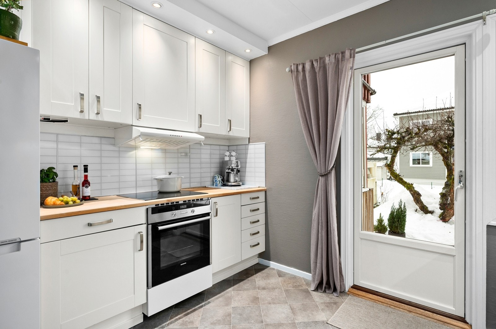 Over- og underskap samt vitrineskap i hvit utførelse Galleribilde