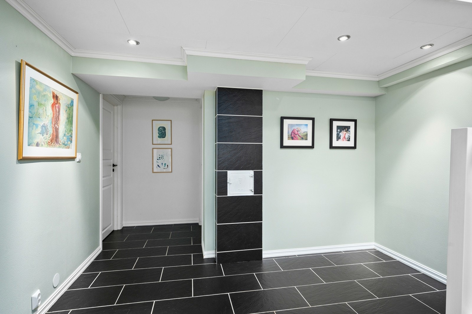 Kjelleretasjen ble innredet i ca. 2008 (utført av tidligere eier) Galleribilde