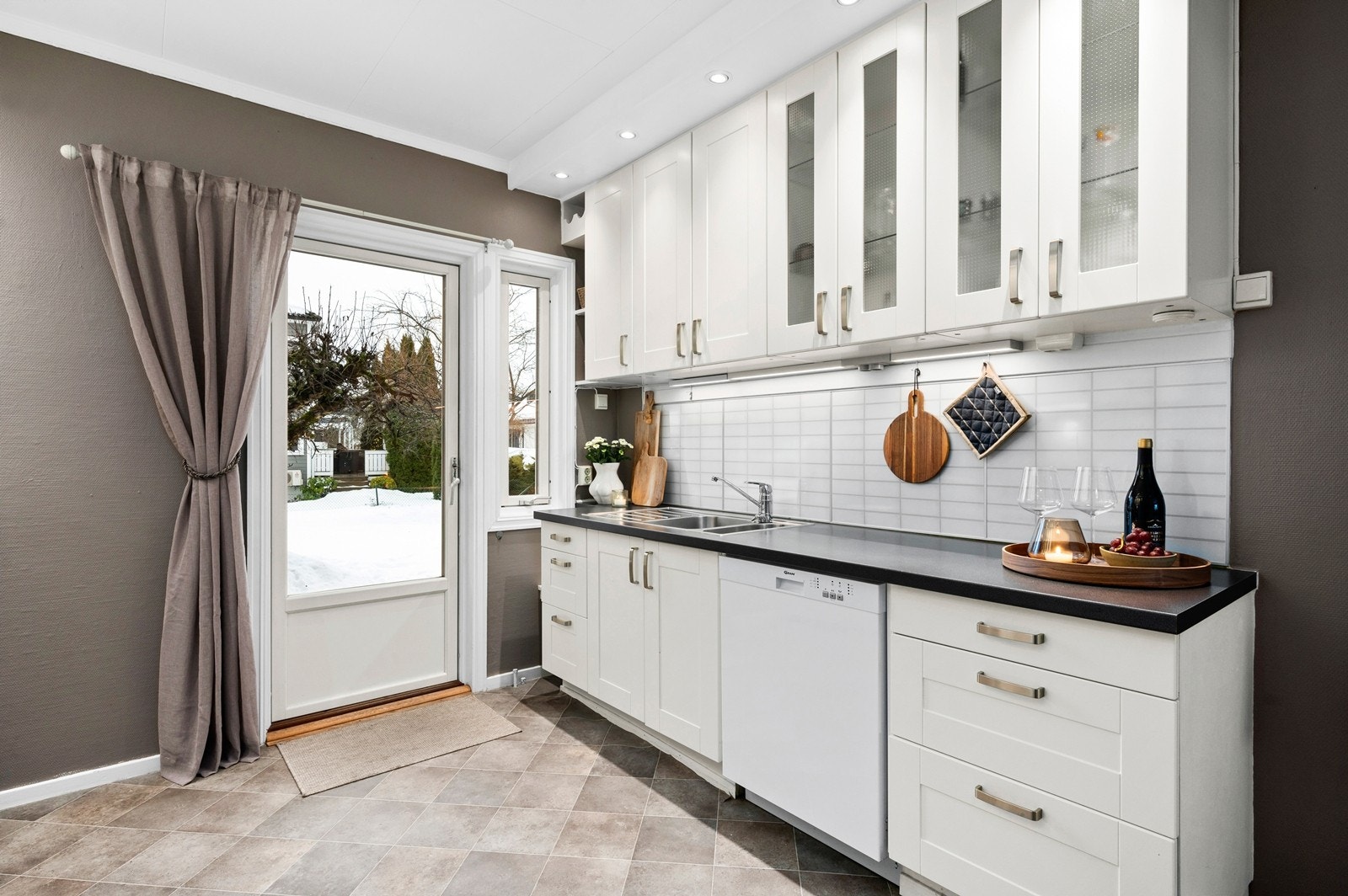 Laminerte plater på vegg over benkeplater av heltre og laminat Galleribilde