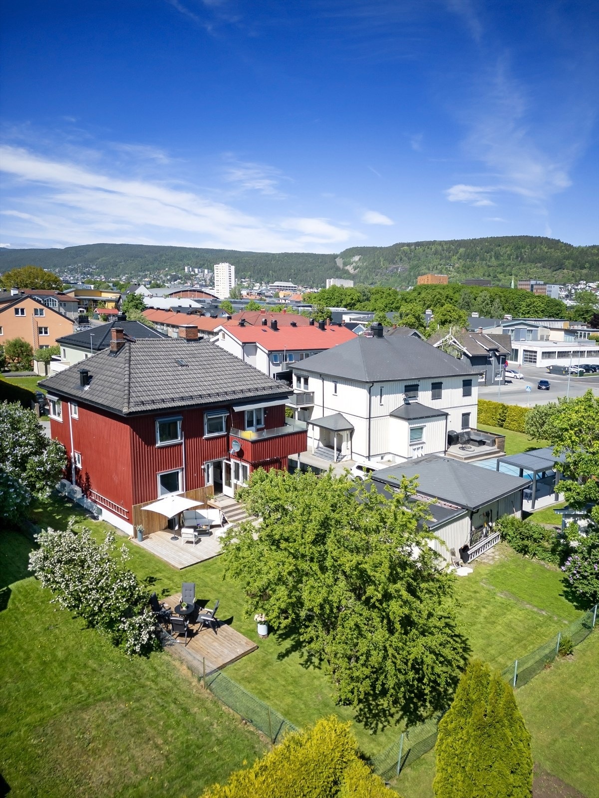 Sol fra ca. kl. 09.00 til 19.00 (midtsommerstid) i fellesarealet iflg. selger Galleribilde