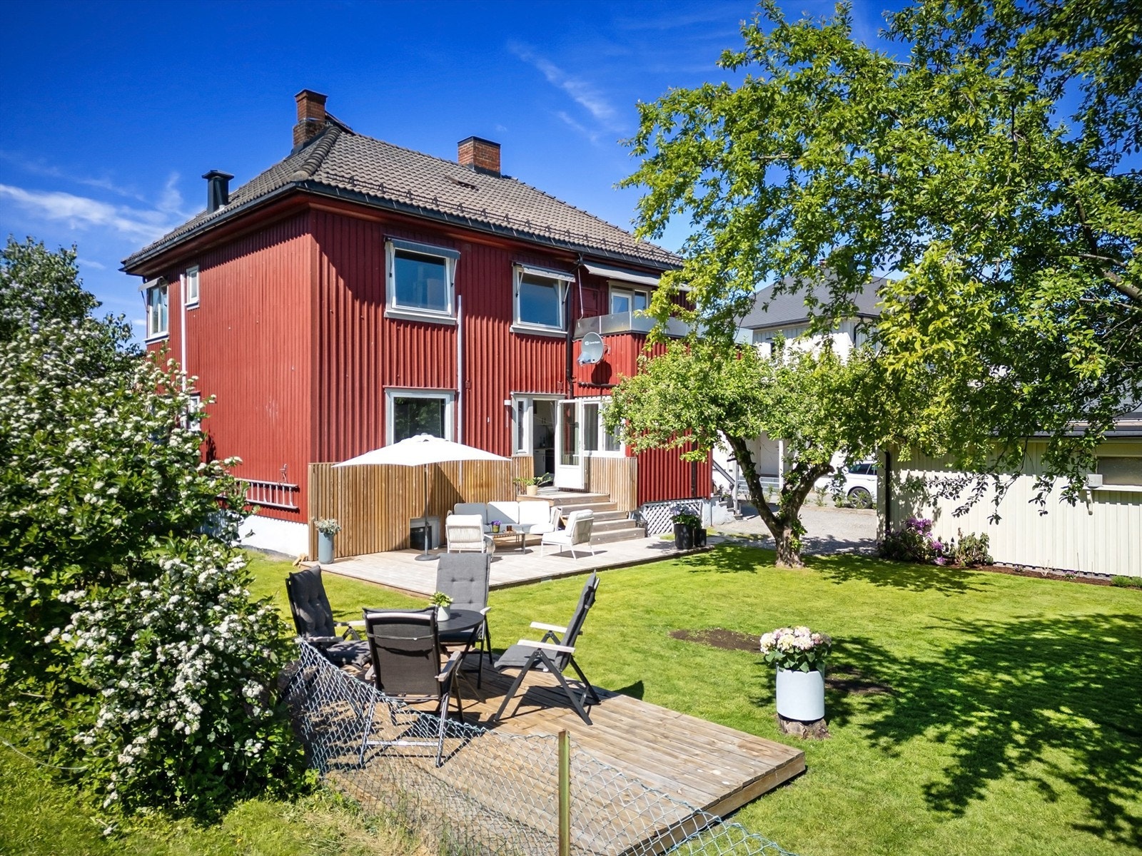 Videre er det direkte tilgang til felles hageområde og en frittstående platting som disponeres av denne seksjonen Galleribilde