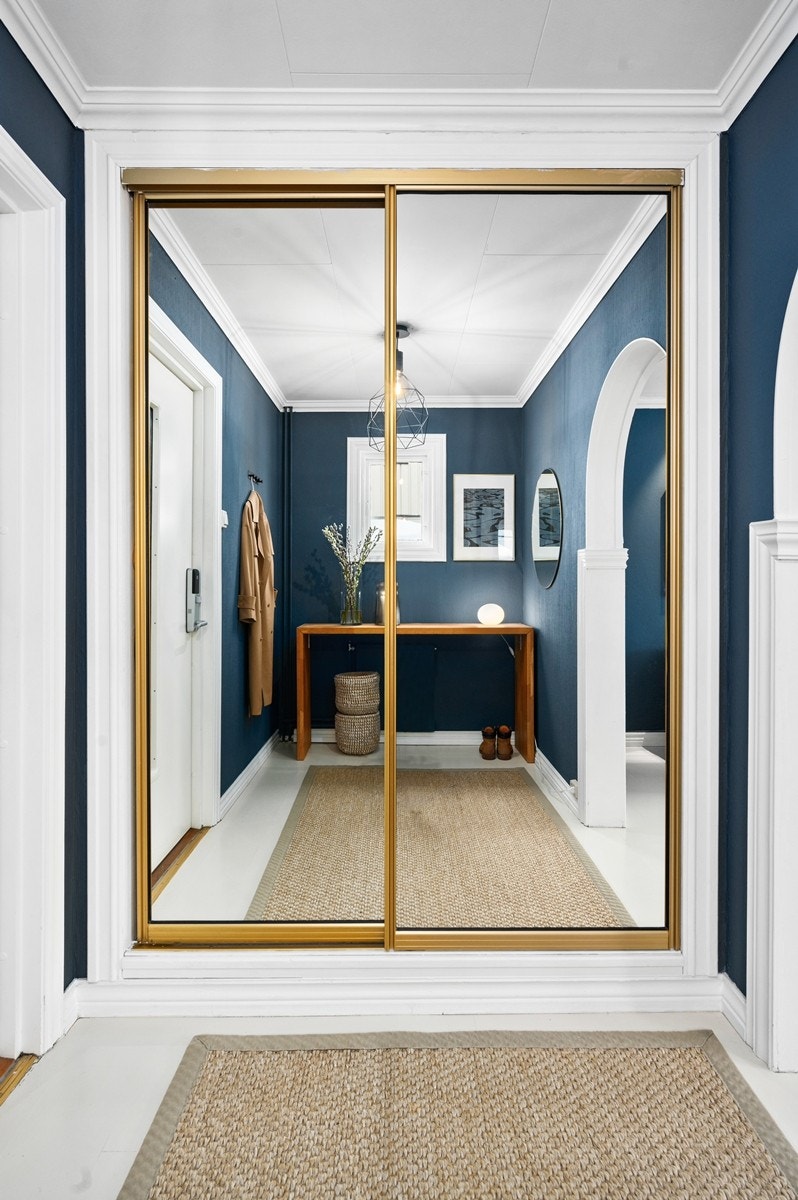Entré med skyvedørsgarderobe som har speilfronter - NB! Elektronisk dørlås medfølger ikke Galleribilde