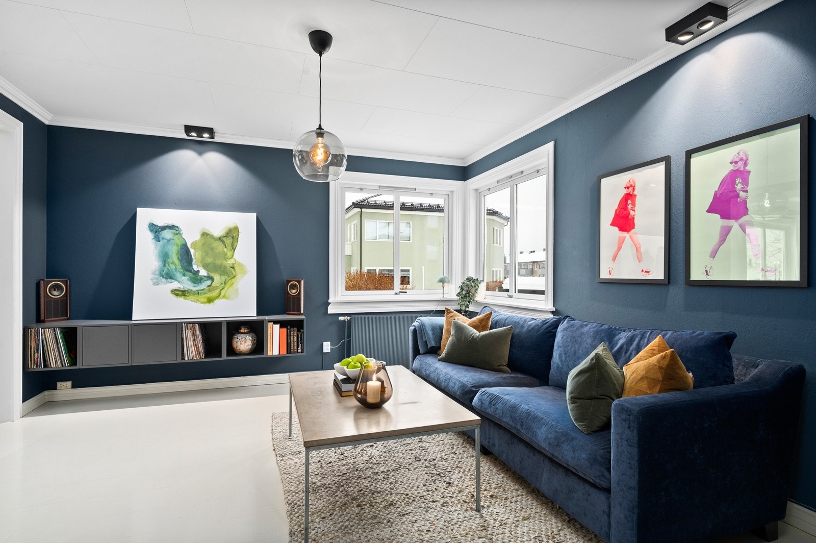 Vannbåren varme med gulvvarme i kjeller og radiatorer i 1. etasje via fyrkjele/varmtvannstank Galleribilde