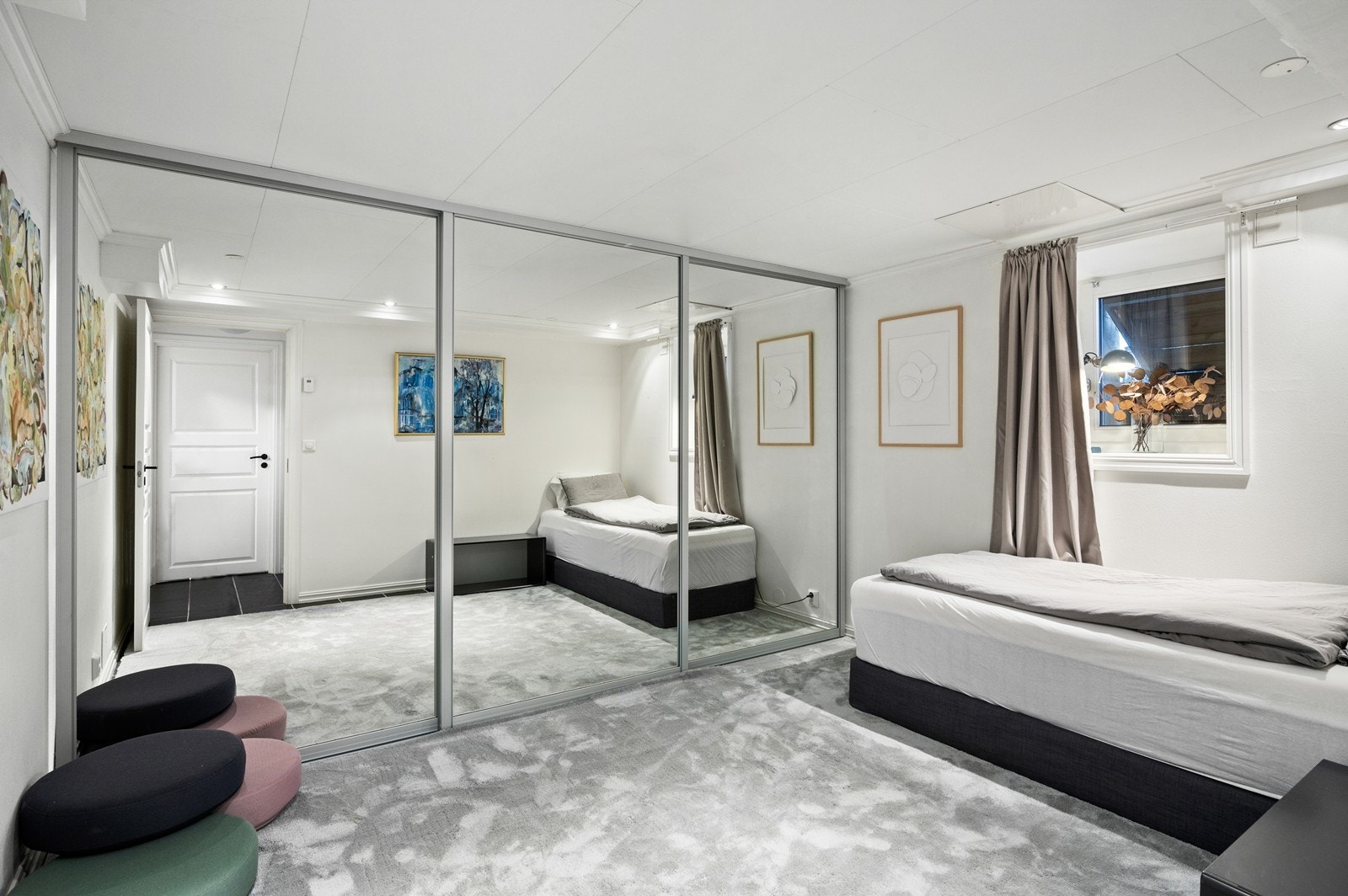 Innredet soverom med skyvedørsgarderobe som har speilfronter - Rommet er ikke godkjent for varig opphold Galleribilde