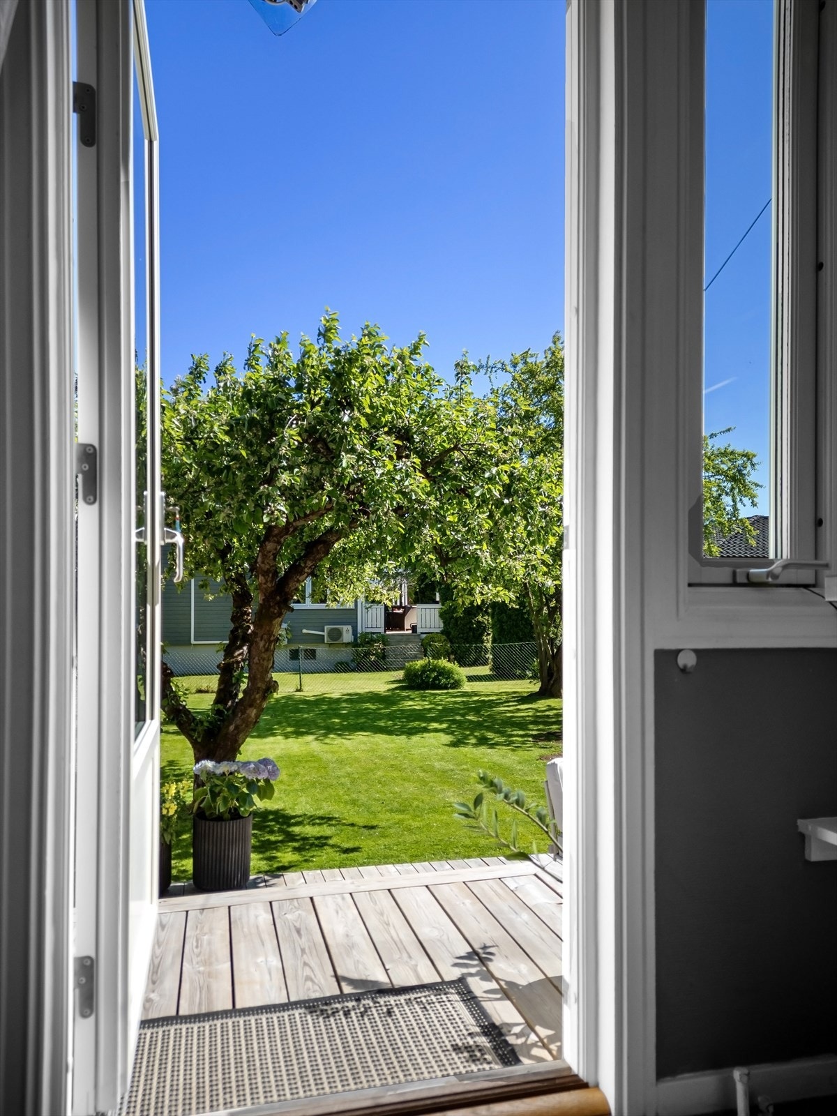 Fra kjøkkenet er det utgang til platting Galleribilde