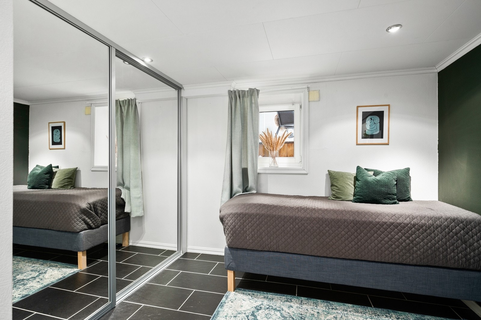 Innredet soverom med skyvedørsgarderobe som har speilfronter - Rommet er ikke godkjent for varig opphold Galleribilde