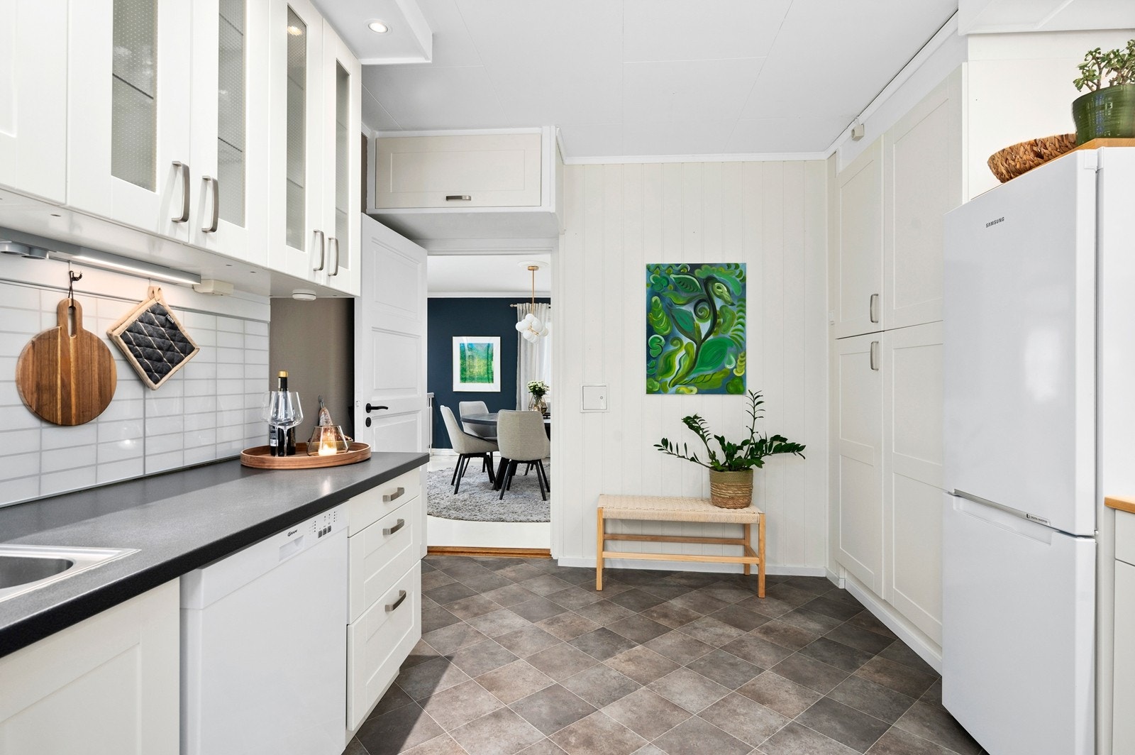 Belegg på gulv, malt tapet samt panelplater på vegger og folierte plater i himling Galleribilde