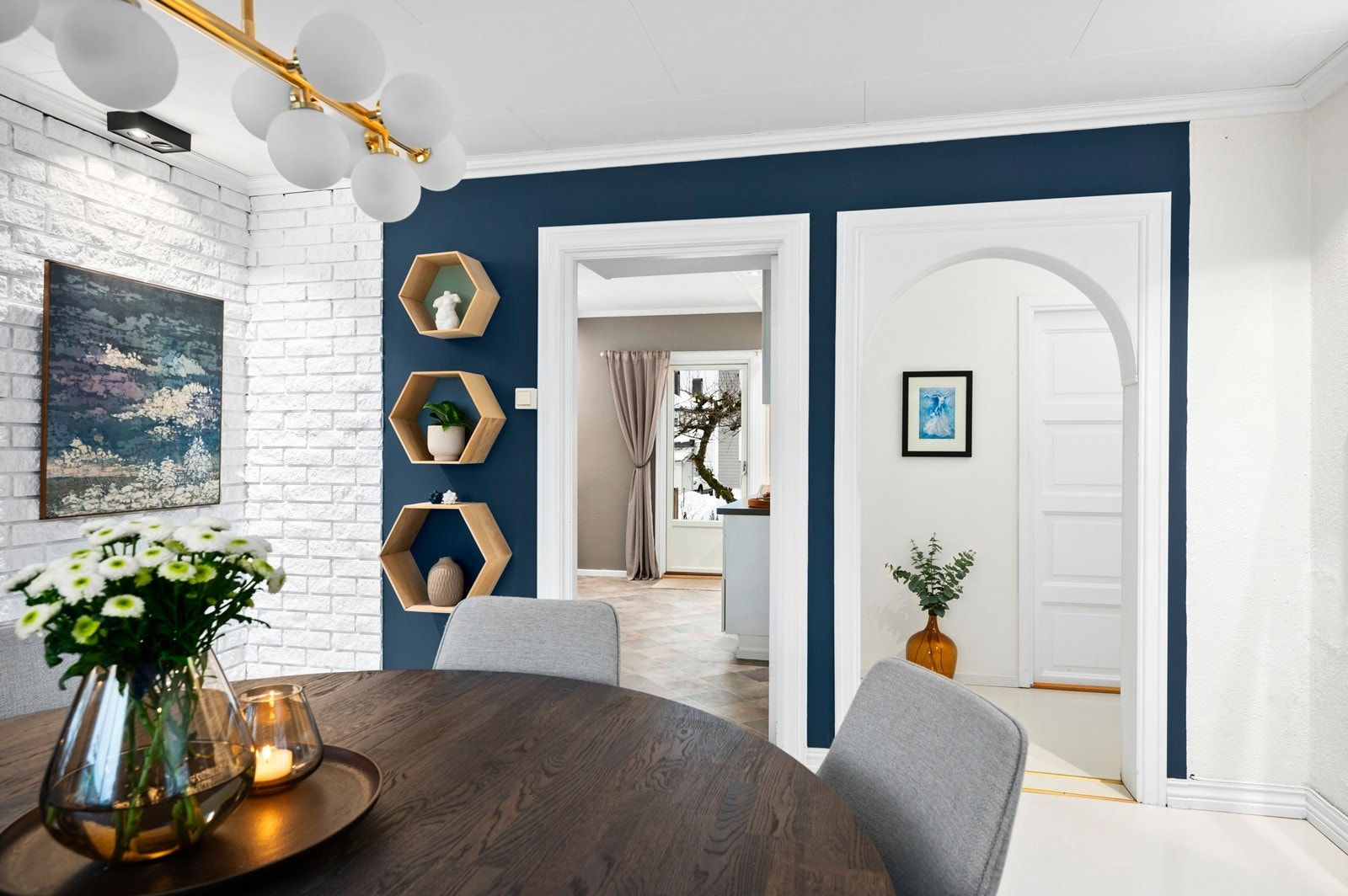 Utenpåliggende spotbokser i himling fra 2022 Galleribilde