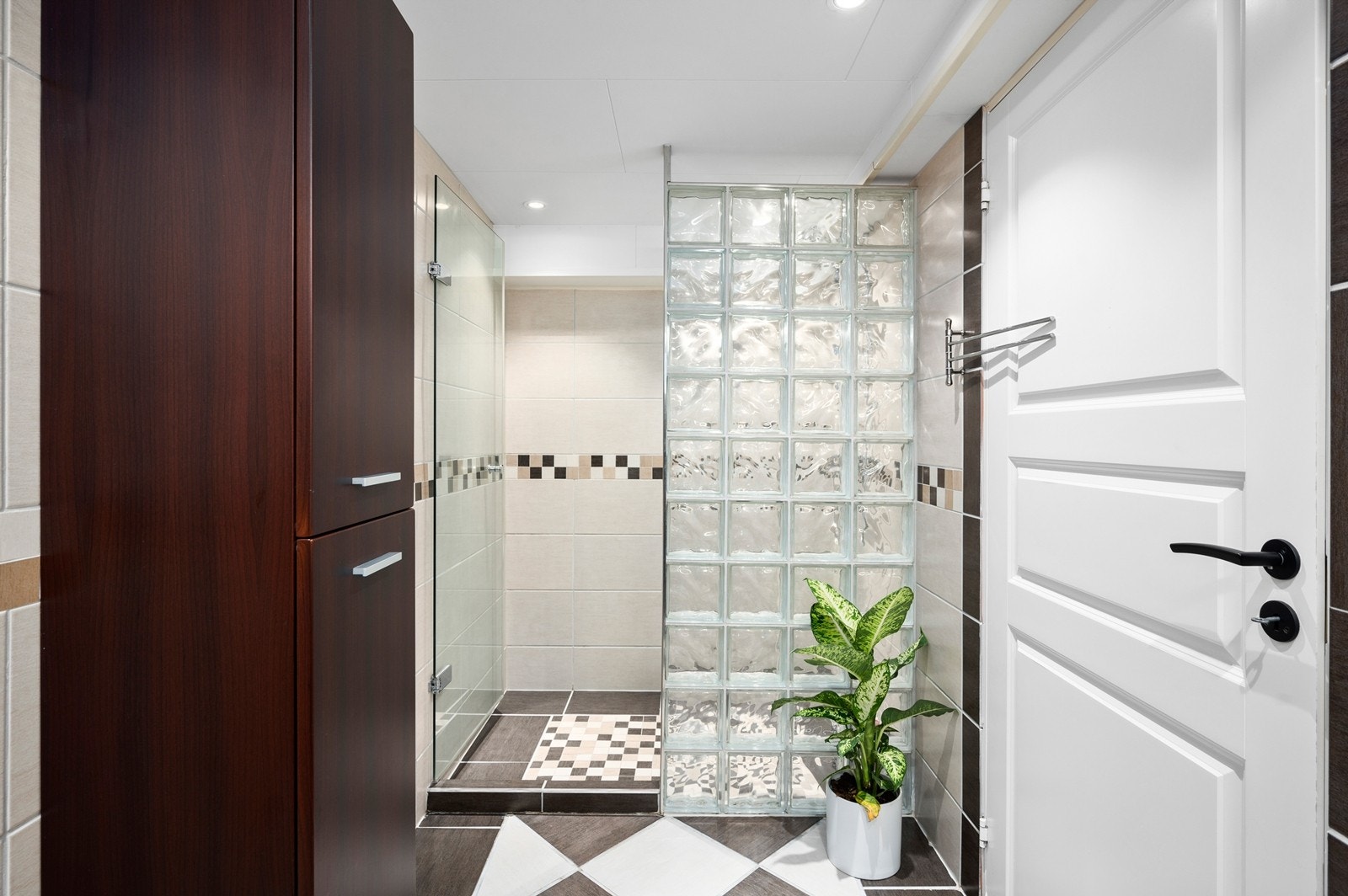 Badet har dusjnisje med veggmontert dusjarmatur, dusjdør av glass og dusjvegg av glassbyggerstein - Rommet er ikke bruksendret/omsøkt Galleribilde