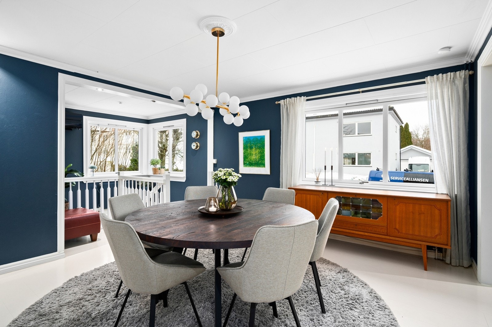 Godt med store vindusflater langs flere vegger som gir godt med lysinnslipp Galleribilde