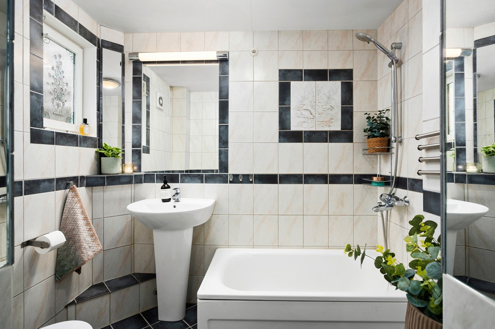 Badet har frittstående badekar med veggmontert dusjarmatur Galleribilde