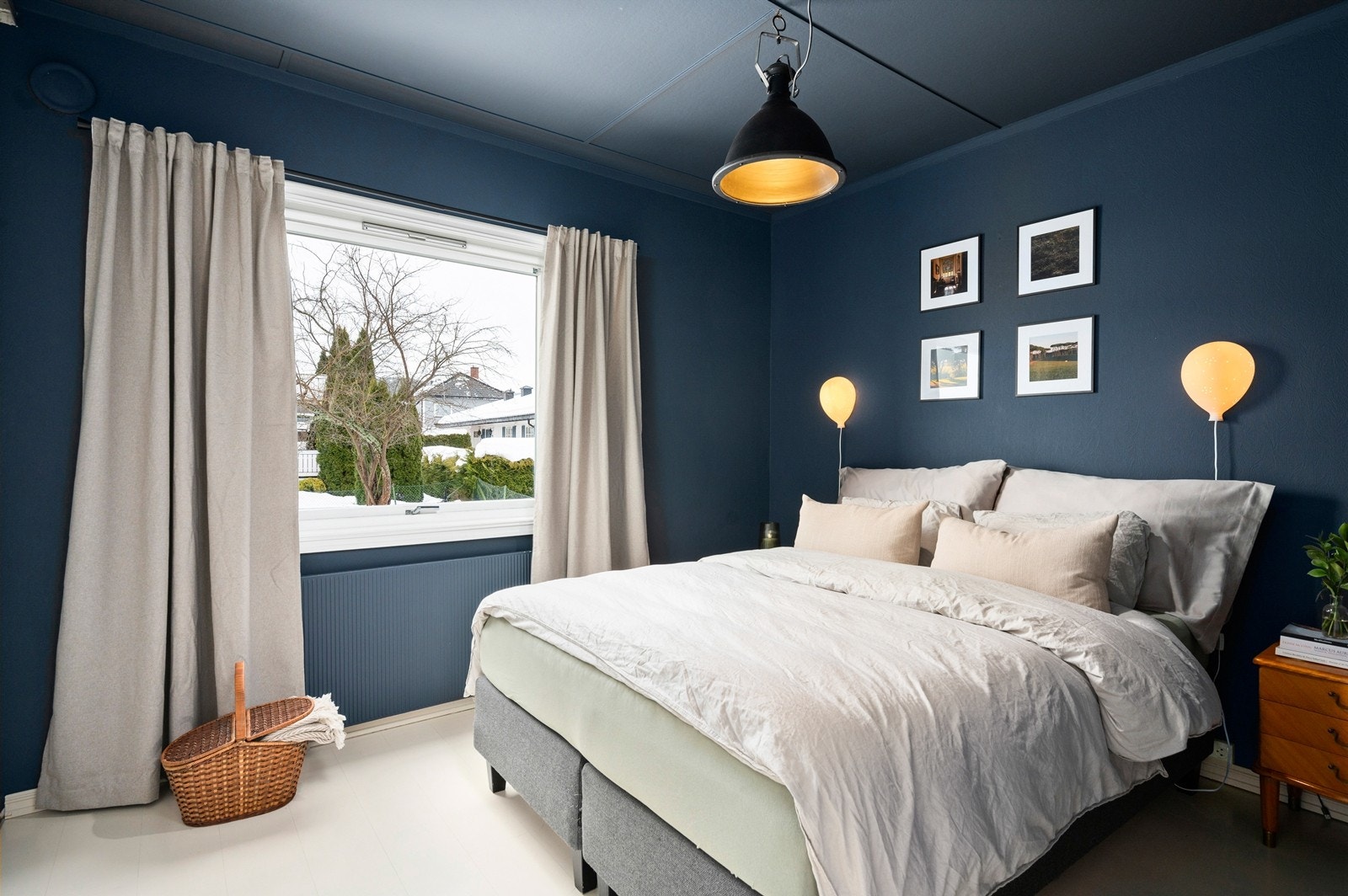 Soverom med malt laminat på gulv, malt tapet på vegger og malter plater i himling Galleribilde