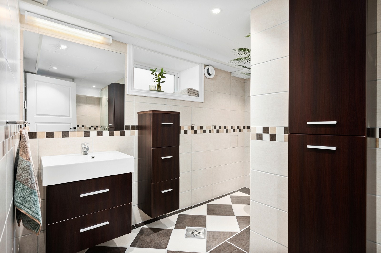 Flislagt bad med downlights i tak og vannbåren gulvvarme - Rommet er ikke bruksendret/omsøkt Galleribilde