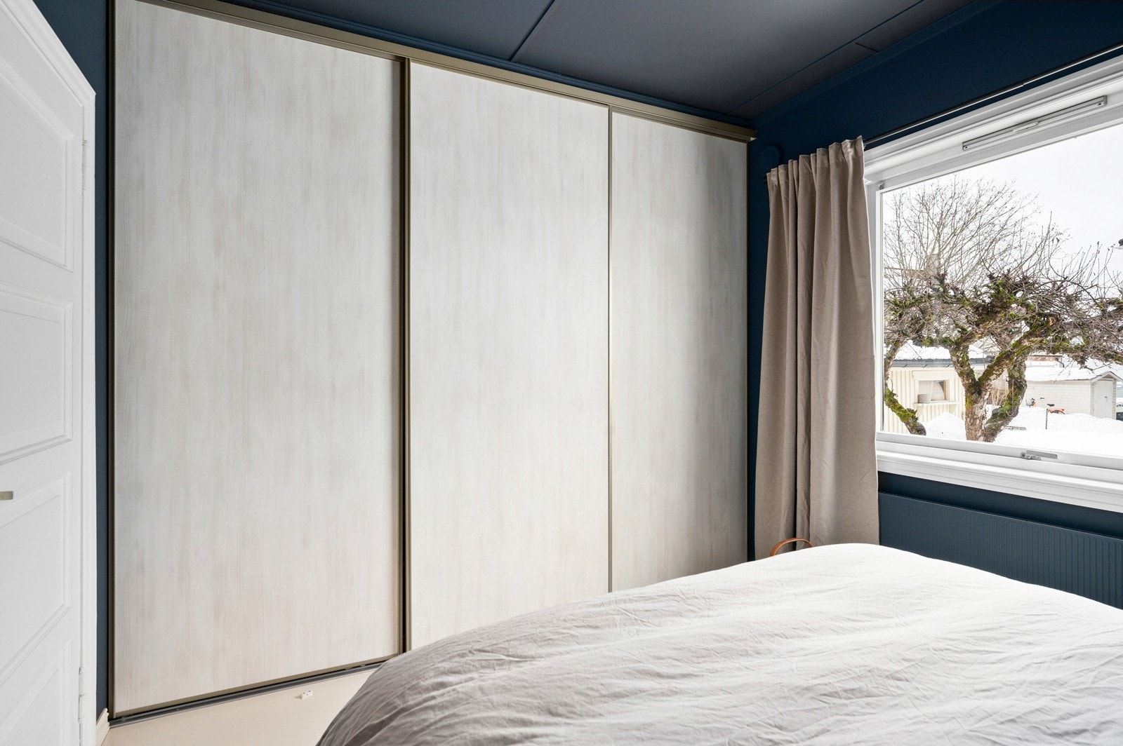 Soverom med skyvedørsgarderobe i glatt utførelse Galleribilde