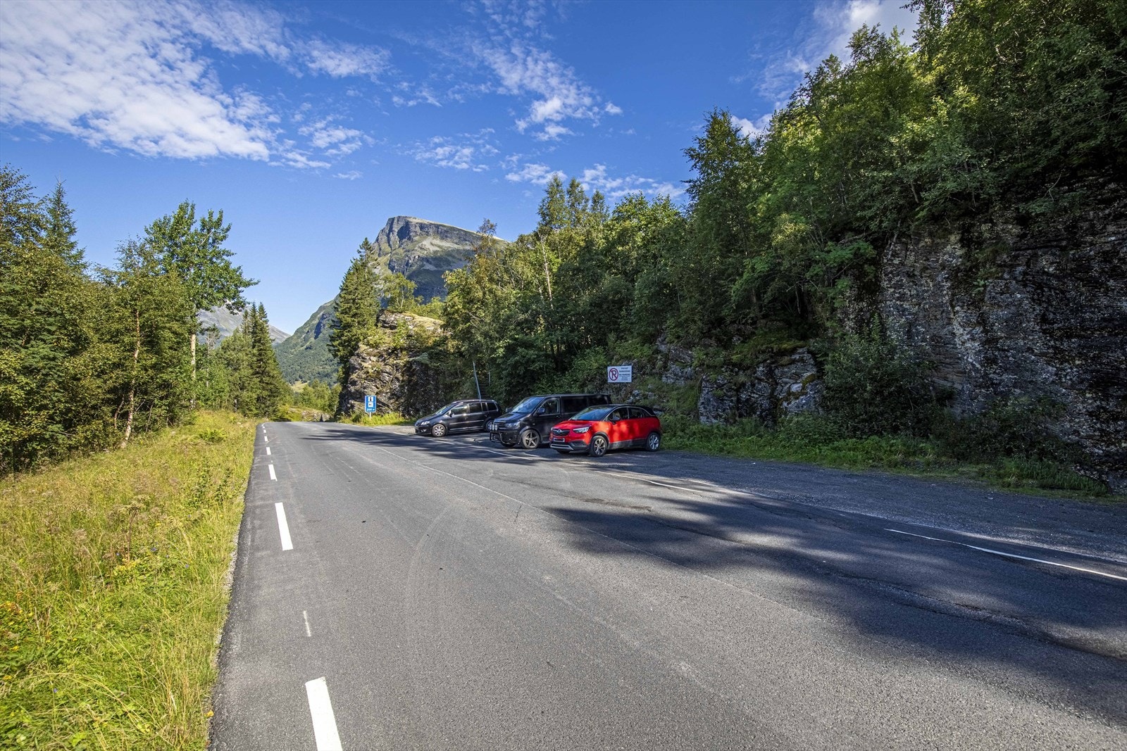 Fra Geirangveien hvor tomten ligger opp til høyre ovenfor parkeringsplassen Galleribilde